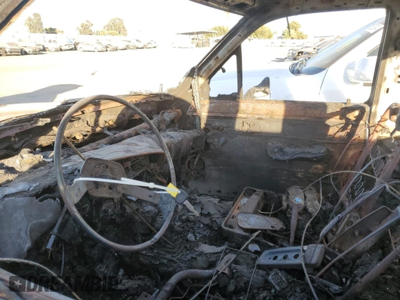 1991 Toyota Pickup DLX z VIN JT4VN13D7M5045456, wystawiony jako Copart lot #77028624 z przebiegiem Nie podano mil oraz Nie do naprawy • Non repairable. Historia ofert i sprzedaży dostępna na DreamBid. Obrazek 7.