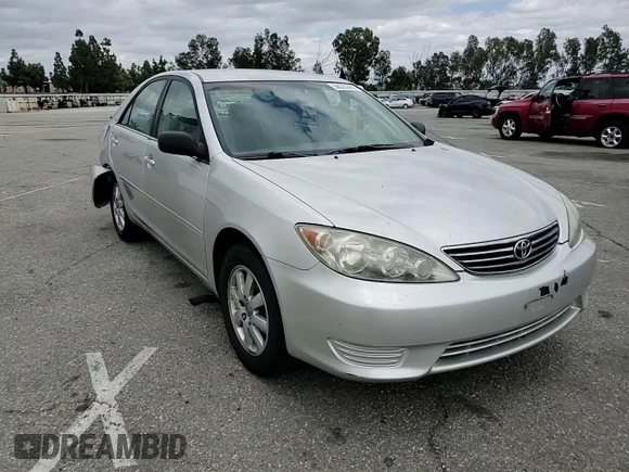 2005 Toyota Camry STD z VIN 4T1BE32K35U558818, wystawiony jako Copart lot #56023365 z przebiegiem 109 917 mil mil oraz Szkoda całkowita • Salvage title. Historia ofert i sprzedaży dostępna na DreamBid. Obrazek 13.