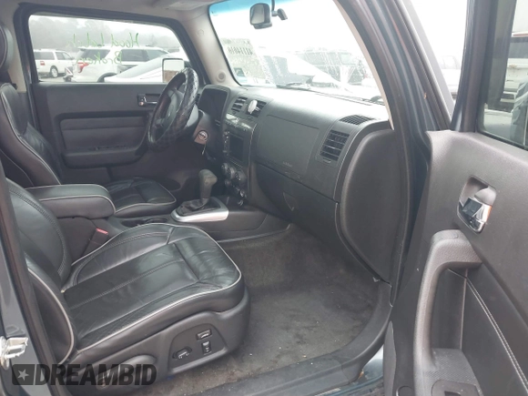 2007 Hummer H3 SUV with VIN 5GTDN13E178106008, listed as a IAAI auction lot 41114010 with 172,695 mi miles. Bid and sale history available at carsss.com. Image 5.
