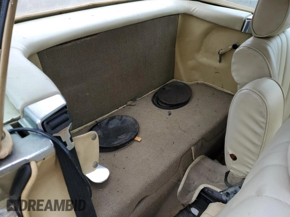 1982 Mercedes-Benz 380 SL z VIN WDBBA45A7CB016184, wystawiony jako Copart lot #72085954 z przebiegiem 251 411 mil mil oraz Szkoda całkowita • Salvage title. Historia ofert i sprzedaży dostępna na DreamBid. Obrazek 10.