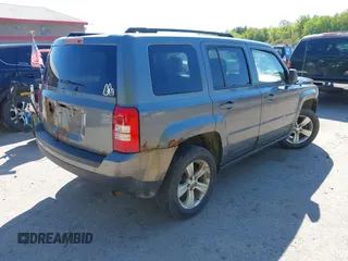 2011 Jeep Patriot Latitude z VIN 1J4NF1GB4BD251417, wystawiony jako IAAI lot #42318026 z przebiegiem 176 097 mil mil oraz . Historia ofert i sprzedaży dostępna na DreamBid. Obrazek 4.