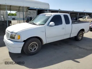 2003 Ford F-150 XL z VIN 2FTRX17253CA75533, wystawiony jako Copart lot #57361145 z przebiegiem 220 482 mil mil oraz Szkoda całkowita • Salvage title. Historia ofert i sprzedaży dostępna na DreamBid. Obrazek 1.