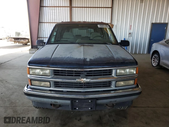 1995 Chevrolet Suburban z VIN 1GNFK16K9SJ333918, wystawiony jako Copart lot #46665205 z przebiegiem 208 395 mil mil oraz Czysty tytuł • Clean title. Historia ofert i sprzedaży dostępna na DreamBid. Obrazek 5.