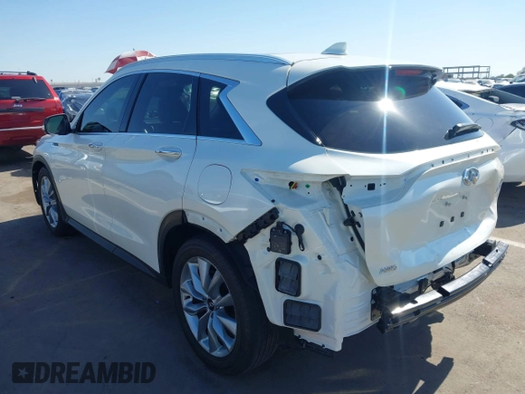 2020 Infiniti QX50 Luxe z VIN 3PCAJ5M38LF102168, wystawiony jako IAAI lot #42303489 z przebiegiem 24 910 mil mil oraz . Historia ofert i sprzedaży dostępna na DreamBid. Obrazek 3.
