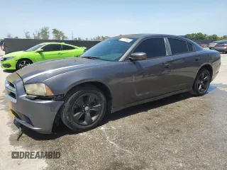 2013 Dodge Charger SE z VIN 2C3CDXBG0DH705519, wystawiony jako Copart lot #57070485 z przebiegiem 157 120 mil mil oraz Szkody całkowita. Historia ofert i sprzedaży dostępna na DreamBid. Obrazek 1.