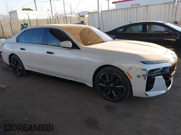 2023 BMW i7 xDrive60 z VIN WBY53EJ06PCN64039, wystawiony jako IAAI lot #40752159 z przebiegiem 8837 mil mil oraz . Historia ofert i sprzedaży dostępna na DreamBid. Obrazek 1.