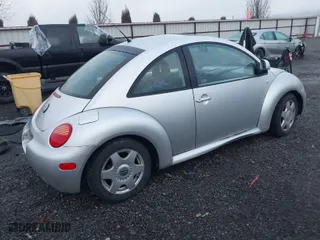 2000 Volkswagen New Beetle GLX with VIN 3VWDD21C6YM469268, listed as a IAAI auction lot 41208322 with 169,546 mi miles. Bid and sale history available at carsss.com. Image 4.