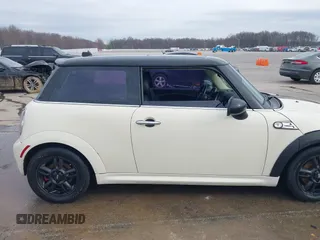 2011 MINI Hardtop z VIN WMWSU3C52BT092653, wystawiony jako IAAI lot #41788535 z przebiegiem 161 510 mil mil oraz . Historia ofert i sprzedaży dostępna na DreamBid. Obrazek 13.