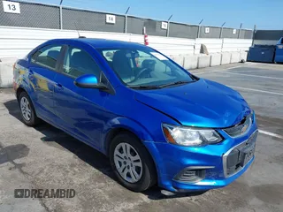 2019 Chevrolet Sonic LS z VIN 1G1JB5SBXK4135968, wystawiony jako IAAI lot #42333837 z przebiegiem 62 427 mil mil oraz . Historia ofert i sprzedaży dostępna na DreamBid. Obrazek 1.