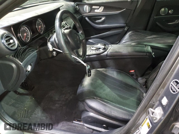 2018 Mercedes-Benz E 300 z VIN WDDZF4KB8JA313472, wystawiony jako Copart lot #53959155 z przebiegiem Nie podano mil oraz Czysty tytuł • Clean title. Historia ofert i sprzedaży dostępna na DreamBid. Obrazek 7.