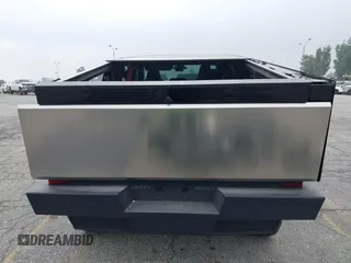 2024 Tesla Cybertruck с VIN 7G2CEHED5RA053441, выставлен на аукционе IAAI как лот 42475220 с пробегом 8 671 миль миль и . История ставок и продаж доступна на DreamBid. Изображение 16.