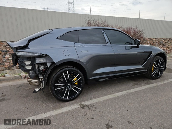 2023 Aston Martin DBX 707 z VIN SD7VUJBW8PTV08579, wystawiony jako Copart lot #45496975 z przebiegiem 10 769 mil mil oraz Szkody całkowita. Historia ofert i sprzedaży dostępna na DreamBid. Obrazek 3.