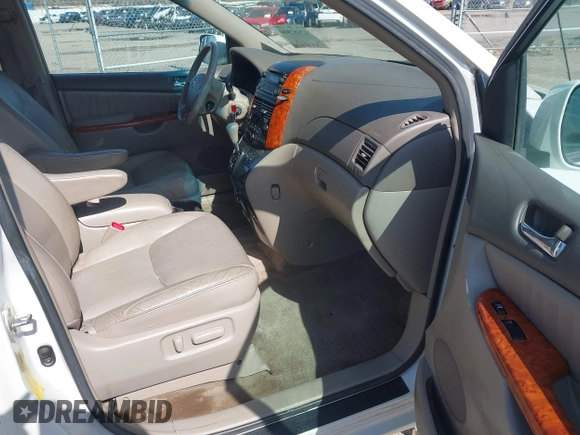 2008 Toyota Sienna XLE z VIN 5TDZK22C98S195819, wystawiony jako IAAI lot #42082880 z przebiegiem 174 319 mil mil oraz . Historia ofert i sprzedaży dostępna na DreamBid. Obrazek 5.