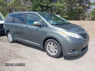 2012 Toyota Sienna XLE AAS z VIN 5TDYK3DC0CS221618, wystawiony jako IAAI lot #41983806 z przebiegiem 200 851 mil mil oraz . Historia ofert i sprzedaży dostępna na DreamBid. Obrazek 1.