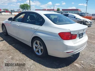 2013 BMW 3 Series 328i xDrive с VIN WBA3B5G55DNS04935, выставлен на аукционе IAAI как лот 42205399 с пробегом 127 913 миль миль и . История ставок и продаж доступна на DreamBid. Изображение 3.
