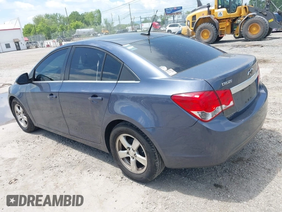 2014 Chevrolet Cruze 1LT z VIN 1G1PC5SB1E7102335, wystawiony jako IAAI lot #42226743 z przebiegiem 236 900 mil mil oraz . Historia ofert i sprzedaży dostępna na DreamBid. Obrazek 3.
