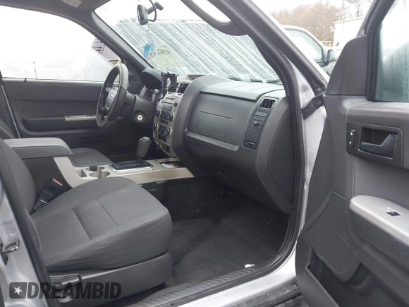 2011 Ford Escape XLT z VIN 1FMCU9DG1BKB17330, wystawiony jako IAAI lot #41822516 z przebiegiem 154 243 mil mil oraz . Historia ofert i sprzedaży dostępna na DreamBid. Obrazek 5.