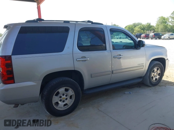 2013 Chevrolet Tahoe LT z VIN 1GNSCBE04DR238222, wystawiony jako IAAI lot #42228643 z przebiegiem 214 525 mil mil oraz . Historia ofert i sprzedaży dostępna na DreamBid. Obrazek 13.