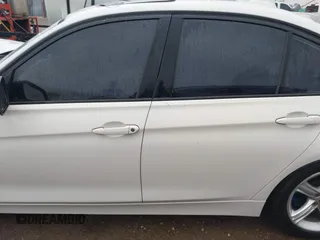 2015 BMW 3 Series 328i xDrive z VIN WBA3B3C58FF546547, wystawiony jako IAAI lot #42110427 z przebiegiem 90 872 mil mil oraz . Historia ofert i sprzedaży dostępna na DreamBid. Obrazek 14.