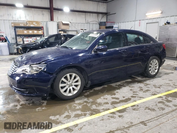 2014 Chrysler 200 Touring z VIN 1C3CCBBB3EN171841, wystawiony jako Copart lot #51232055 z przebiegiem 237 122 mil mil oraz Szkody całkowita. Historia ofert i sprzedaży dostępna na DreamBid. Obrazek 1.