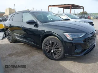 2024 Audi Q8 e-tron z VIN WA16AAGE2RB031437, wystawiony jako IAAI lot #41761720 z przebiegiem 19 579 mil mil oraz . Historia ofert i sprzedaży dostępna na DreamBid. Obrazek 1.