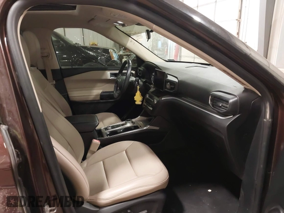 2020 Ford Explorer XLT with VIN 1FMSK8DHXLGA27909, listed as a IAAI auction lot 40822423 with 90,458 mi miles. Bid and sale history available at carsss.com. Image 5.