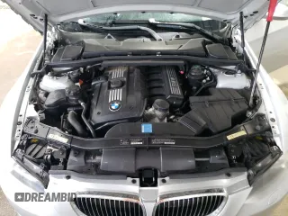 2009 BMW 3 Series 328i xDrive z VIN WBAWV53599P081291, wystawiony jako Copart lot #54995815 z przebiegiem 94 104 mil mil oraz Czysty tytuł • Clean title. Historia ofert i sprzedaży dostępna na DreamBid. Obrazek 11.