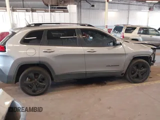 2018 Jeep Cherokee Latitude z VIN 1C4PJLCB3JD542813, wystawiony jako IAAI lot #42017804 z przebiegiem 106 825 mil mil oraz . Historia ofert i sprzedaży dostępna na DreamBid. Obrazek 14.