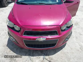 2014 Chevrolet Sonic LT z VIN 1G1JC5SB5E4122840, wystawiony jako IAAI lot #42276390 z przebiegiem 128 958 mil mil oraz . Historia ofert i sprzedaży dostępna na DreamBid. Obrazek 6.