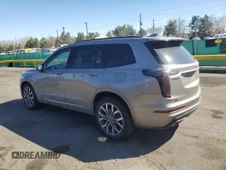 2023 Cadillac XT6 AWD Sport z VIN 1GYKPHRSXPZ181132, wystawiony jako Copart lot #50512825 z przebiegiem 17 302 mil mil oraz Szkody całkowita. Historia ofert i sprzedaży dostępna na DreamBid. Obrazek 2.