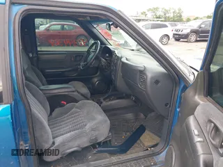 2000 Chevrolet Blazer LS z VIN 1GNCT18W6YK288858, wystawiony jako IAAI lot #42344368 z przebiegiem 207 183 mil mil oraz . Historia ofert i sprzedaży dostępna na DreamBid. Obrazek 5.