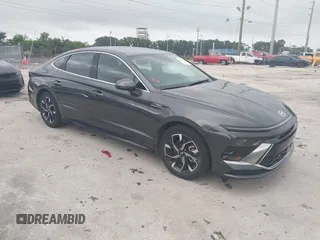 2024 Hyundai Sonata SEL z VIN KMHL64JA2RA371884, wystawiony jako IAAI lot #42406825 z przebiegiem 27 046 mil mil oraz . Historia ofert i sprzedaży dostępna na DreamBid. Obrazek 1.