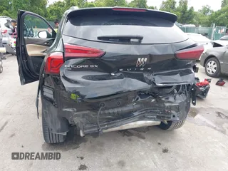 2024 Buick Encore GX Sport Touring z VIN KL4AMESL6RB007771, wystawiony jako IAAI lot #42365080 z przebiegiem 62 311 mil mil oraz . Historia ofert i sprzedaży dostępna na DreamBid. Obrazek 6.