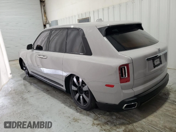 2023 Rolls-Royce Cullinan z VIN SLATV4C09PU215050, wystawiony jako Copart lot #70029324 z przebiegiem 6 055 mil mil oraz Szkoda całkowita • Salvage title. Historia ofert i sprzedaży dostępna na DreamBid. Obrazek 2.