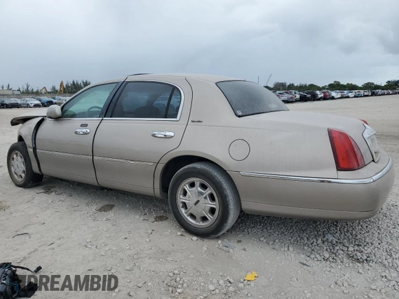 2000 Lincoln Town Car Signature с VIN 1LNHM82W1YY903645, выставлен на аукционе Copart как лот 55663175 с пробегом Не указан миль и Списание • Salvage title. История ставок и продаж доступна на DreamBid. Изображение 2.