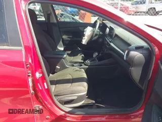 2021 Kia Forte LXS z VIN 3KPF24AD6ME303472, wystawiony jako IAAI lot #42069597 z przebiegiem 46 536 mil mil oraz . Historia ofert i sprzedaży dostępna na DreamBid. Obrazek 5.