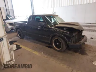 2000 Chevrolet S-10 LS with VIN 1GCCS1955Y8223949, listed as a IAAI auction lot 41795316 with 156,127 mi miles. Bid and sale history available at carsss.com. Image 1.