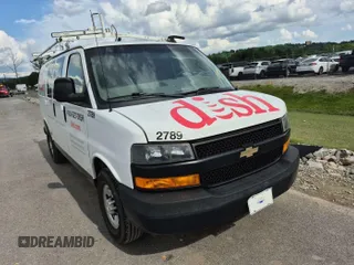 2018 Chevrolet Express Cargo z VIN 1GCWGAFP7J1337793, wystawiony jako IAAI lot #42854414 z przebiegiem 151 274 mil mil oraz . Historia ofert i sprzedaży dostępna na DreamBid. Obrazek 1.