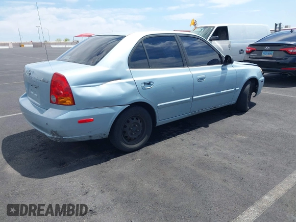 2005 Hyundai Accent GLS z VIN KMHCG45C85U591452, wystawiony jako IAAI lot #42114303 z przebiegiem 173 832 mil mil oraz . Historia ofert i sprzedaży dostępna na DreamBid. Obrazek 4.
