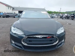 2013 Tesla Model S z VIN 5YJSA1DN2DFP07738, wystawiony jako IAAI lot #42433771 z przebiegiem 71 606 mil mil oraz . Historia ofert i sprzedaży dostępna na DreamBid. Obrazek 6.