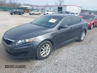 2011 Kia Optima LX z VIN KNAGM4A73B5166988, wystawiony jako IAAI lot #41689192 z przebiegiem 149 123 mil mil oraz . Historia ofert i sprzedaży dostępna na DreamBid. Obrazek 2.