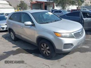 2012 Kia Sorento LX z VIN 5XYKT3A14CG286670, wystawiony jako IAAI lot #42476426 z przebiegiem 252 822 mil mil oraz . Historia ofert i sprzedaży dostępna na DreamBid. Obrazek 1.