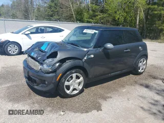 2013 MINI Hardtop S z VIN WMWSV3C54DT476675, wystawiony jako Copart lot #55573195 z przebiegiem 122 947 mil mil oraz Czysty tytuł • Clean title. Historia ofert i sprzedaży dostępna na DreamBid. Obrazek 1.