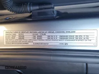 2019 Bentley Bentayga V8 z VIN SJAAM2ZV4KC024727, wystawiony jako Copart lot #80631684 z przebiegiem 38 304 mil mil oraz Nie do naprawy. Historia ofert i sprzedaży dostępna na DreamBid. Obrazek 10.