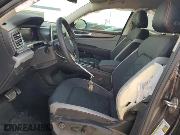 2024 Volkswagen Atlas Peak Edition SE with VIN 1V2CR2CA0RC556421, listed as a Copart auction lot 49862585 with 627 mi miles and Salvage title. Bid and sale history available at DreamBid. Image 7.
