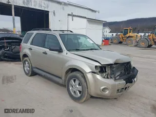 2010 Ford Escape XLT with VIN 1FMCU9D7XAKA31867, listed as a IAAI auction lot 41832337 with 184,993 mi miles. Bid and sale history available at carsss.com. Image 1.