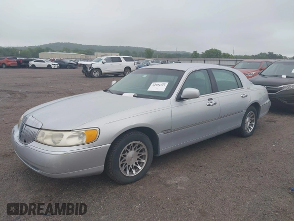 2001 Lincoln Town Car Signature with VIN 1LNHM82WX1Y697831, listed as a IAAI auction lot 42494909 with 202,805 mi miles and . Bid and sale history available at DreamBid. Image 2.