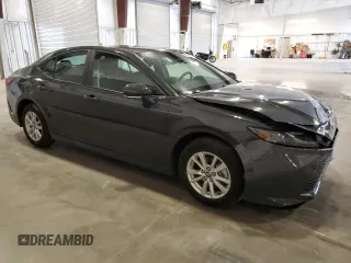 2025 Toyota Camry LE z VIN 4T1DBADK1SU004983, wystawiony jako Copart lot #57421665 z przebiegiem 8 122 mil mil oraz Czysty tytuł • Clean title. Historia ofert i sprzedaży dostępna na DreamBid. Obrazek 4.