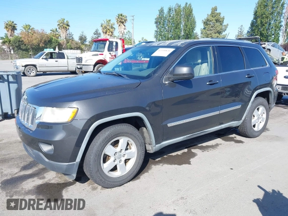 2011 Jeep Grand Cherokee Laredo z VIN 1J4RR4GG6BC562133, wystawiony jako IAAI lot #42330831 z przebiegiem 168 657 mil mil oraz . Historia ofert i sprzedaży dostępna na DreamBid. Obrazek 2.