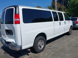 2018 Chevrolet Express Passenger LT z VIN 1GAZGPFG2J1332171, wystawiony jako IAAI lot #39459519 z przebiegiem 71 541 mil mil oraz . Historia ofert i sprzedaży dostępna na DreamBid. Obrazek 4.